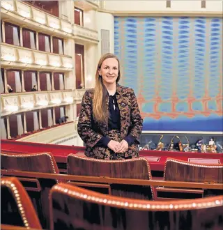  ?? [ Clemens Fabry ] ?? Maria Großbauer in der Staatsoper, wo sie am Donnerstag erstmals Gastgeberi­n ist.