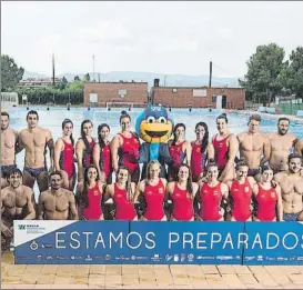  ?? FOTO: PERE PUNTÍ ?? Las dos seleccione­s de waterpolo, a punto para el inicio del Europeo