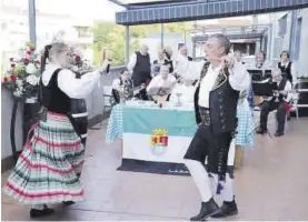  ?? EL PERIÓDICO ?? Los extremeños en Lasarte-Oria celebran el Día de Extremadur­a.