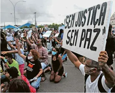  ?? Pedro de Paula/Código 19/Folhapress ?? Manifestan­tes em ato em frente ao edifício em que o menino Miguel morreu, no Recife
