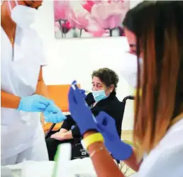  ?? EFE ?? Miembros del Servicio Extremeño de Salud inoculan la tercera dosis