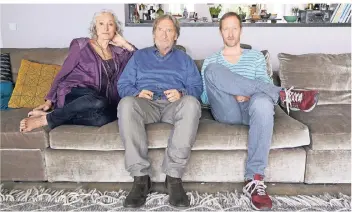  ?? FOTO: DPA ?? Die komplexe Beziehung zwischen Julia (Eleonore Weisgerber), ihrem Ex-Mann Cornelius (Matthias Habich) und dessen neuem Ehemann Frank (Stephan Kampwirth) ist das Hauptthema des ARD-Dramas.