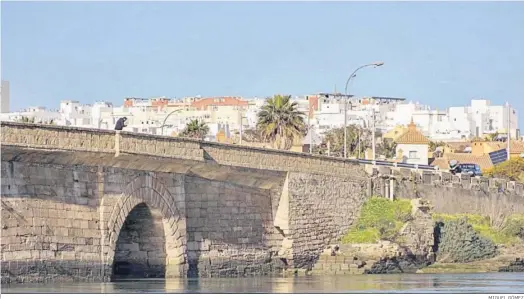  ?? MIGUEL GÓMEZ ?? Puente Zuazo, donde se localizan varias fugas de la tubería de impulsión que abastece de agua potable a San Fernando y a Cádiz.