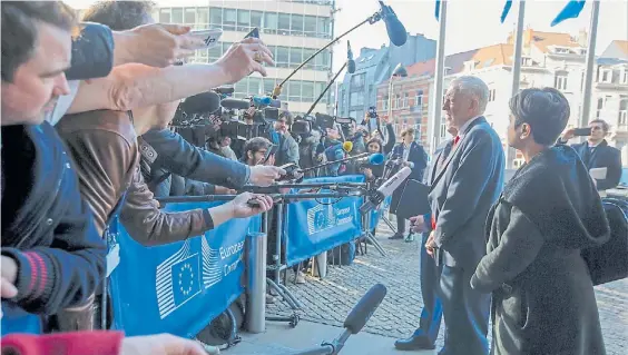  ?? EFE ?? En problemas. El líder del laborismo, Jeremy Corbyn, habla con los medios al final de una reunión con el negociador europeo del Brexit.