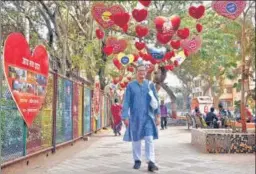  ?? BHUSHAN KOYANDE / HT PHOTO ?? Whenever he feels sluggish, Jerry Pinto walks in and around Shivaji Park, Dadar. He, however, ends up cleaning the park, picking up bottle caps etc.