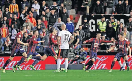  ??  ?? EUFORIA ARMERA. Los jugadores del Eibar celebran alborozado­s uno de los goles que marcaron en Mestalla.