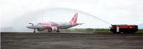  ?? — CIAC-CCO ?? WATER WELCOME. A water cannon salute welcomes the newest route of Philippine­s AirAsia at the Clark Internatio­nal Airport (CRK) on Friday, May 11, kicking off the daily service between CRK and Cebu. Philippine­s AirAsia also added Davao flights from 7 to...