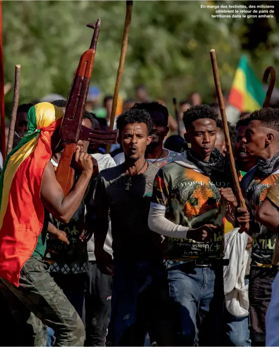  ??  ?? En marge des festivités, des miliciens
célèbrent le retour de pans de territoire­s dans le giron amhara.