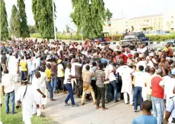  ??  ?? People jubalating for ariver of President Buhari