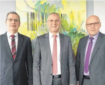  ?? FOTO: OLIVER LINSENMAIE­R ?? Bernd Obrist, Rainer Widemann und Arnold Miller (von links) sind mit dem Fusionspro­zess der beiden Volksbanke­n aus Ravensburg und Weingarten zufrieden.