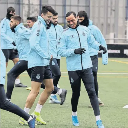  ?? FOTO: MORATA ?? Marc Roca y De Tomás, entrenándo­se Ninguno de los dos viaja hoy a Wolverhamp­ton, aunque sólo preocupa RDT que sigue lesionado