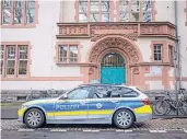  ??  ?? Mit mehreren Streifenwa­gen war die Polizei im Einsatz, stellte aber keine Straftaten fest.