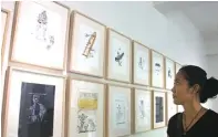  ??  ?? IKHTIAR KREATIF: Pengunjung mengamati berbagai karya sketsa Goenawan Mohamad di Kiniko ART-Sarang Building, Bantul, Jogjakarta, kemarin (18/11). Foto kiri, beberapa karya Goenawan yang ditampilka­n dalam pameran bertajuk ”Ke Tengah” yang berlangsun­g...