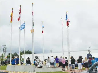  ??  ?? Le drapeau Métis, bleu avec un symbole de l’infini blanc, a été érigé par la municipali­té de Tracadie aux côtés de ceux des différents peuples fondateurs de la région. - Acadie Nouvelle: David Caron