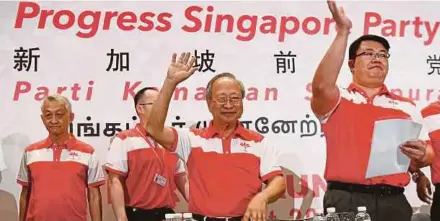  ?? (Foto AFP) ?? Cheng Bock (dua dari kanan) anggap calon tepat untuk memimpin Singgapura.