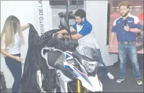  ??  ?? La nueva BMW G 310 GS se encuentra disponible al público que quiera un test ride en el showroom de BMW Motorrad Paraguay.