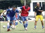  ?? KHAIRIZAL MARIS/RADAR BANDUNG/JPG ?? MAUNG: Pemain Persib Ilija Spasojević (kiri) dan Zulham Zamrun berlatih menjelang laga final.