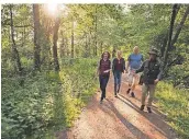  ??  ?? Unterwegs in der Natur – das ist Entschleun­igung pur und macht Wandern für viele so attraktiv.