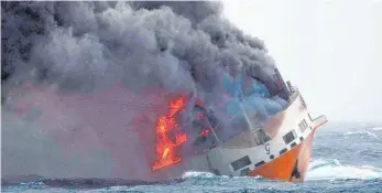  ?? FOTO: DPA ?? Das Containers­chiff „Grande America“sank, nachdem es tagelang brennend vor der französisc­hen Küste trieb. Die 27 Menschen an Bord wurden gerettet.