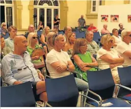  ?? ?? Miembros de una peña taurina italiana que están en Almería para ver toros