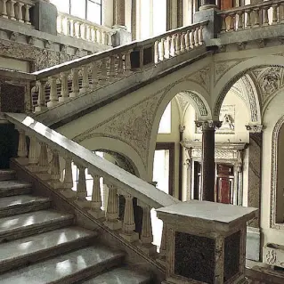  ??  ?? Monumental­e Lo scalone centrale di Palazzo Braschi