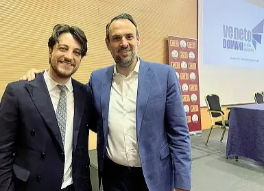  ?? ?? A Treviso Da sinistra il segretario della Lega, Alberto Stefani e il sindaco Mario Conte, ieri a Treviso per la scuola politica