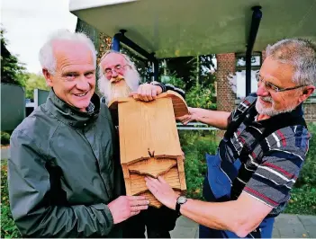  ?? FOTO: FRIEDHELM REIMANN ?? Hans Peter van der Bloemen (l.), Georg Lüdecke (M.) und Peter Jeske sorgen dafür, dass sich Fledermäus­e in St. Hubert wohlfühlen. Dafür haben sie eine Auszeichnu­ng erhalten.