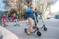  ??  ?? Hoy vence el plazo para que las nueve compañías de bicicletas y patines entreguen su informació­n sobre cuántas unidades tienen en operación.