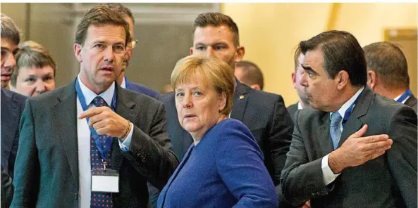  ?? FOTO: MAYO/DPA ?? Die Kanzlerin im Mittelpunk­t. In Brüssel versuchte sie die Staaten Europas auf ihren Ansatz der Asylpoliti­k einzuschwö­ren. Mit mäßigem Erfolg.
