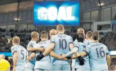  ?? FOTO: AFP ?? El plantel de Manchester City tras un gol.