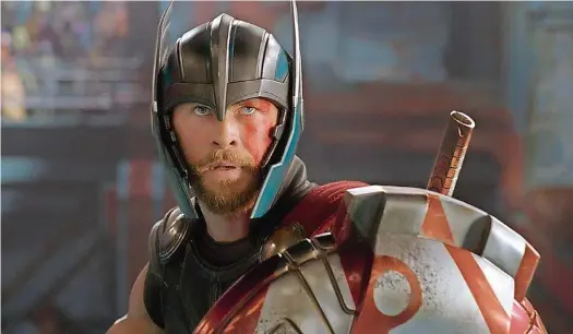  ?? Foto: Marvel Studios 2017 ?? Auf in den Kampf: Thor (Chris Hemsworth) reist zur Erde, um Odin aufzuspüre­n.