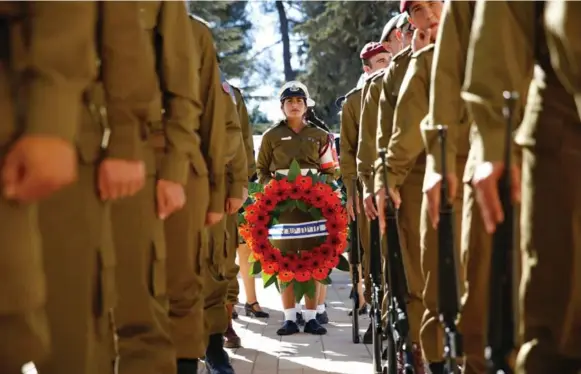  ?? ABIR SULTAN/AFP/GETTY IMAGES ?? Israeli soldiers stand at attention at Mount Herzl Cemetery in Jerusalem during the funeral of former Israeli president Shimon Peres.