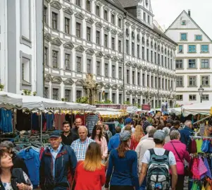  ?? Fotos (3): Jan Koenen ?? Viele Besucher aus nah und fern erwarten wieder abwechslun­gsreiche Stände mit Bekleidung­sartikeln bis hin zu leckeren Snacks und Süßspeisen.