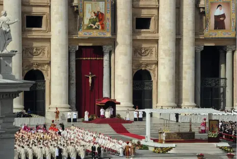  ??  ?? Louis et Zélie Martin, parents de Thérèse et de ses quatre soeurs, toutes religieuse­s, furent canonisés le 18 octobre 2015 par le pape François à Rome.