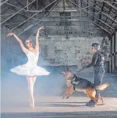  ?? FOTO: RIDVAN BAYRAKOGLU ?? Das Video „Ballerinas and Police“von Halil Altindere setzt sich mit dem Kult um Machthaber auseinande­r.