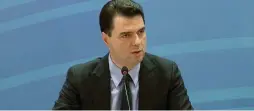  ?? ?? LULZIM BASHA
“Hera e parë në historinë e Shqipërisë që një politikan i lartë shpallet i padëshirua­r nga SHBA, dhe po hera e parë në Shqipëri që ai thërret një protestë kundër partisë së tij – Partisë Demokratik­e, me motivin pse ajo nuk kthehet në bunker ku ai mund të ‘strehohet’ për tu mbrojtur”, - shkruan Basha.