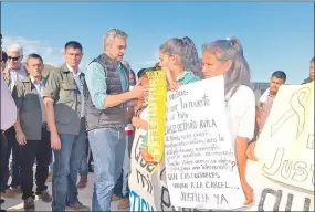  ??  ?? Manifestan­tes estuvieron en pleno aeropuerto a la llegada de Marito pidiendo se investigue la muerte de un joven y mayor atención de la salud.