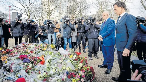 ?? EFE ?? Ofrenda floral. El premier holandés Mark Rutte (der.) y el ministro de Justicia, Ferdinand Grapperhau­s, homenajean a los muertos en Utrecht.
