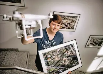  ?? RP-FOTO: RALPH MATZERATH ?? Die Ausstellun­g von Felix Wilke „Langenfeld ? Eine Stadt von oben“zeigt historisch­e Luftaufnah­men der Nachbarsta­dt im direkten Vergleich des selben Gebiets in der Gegenwart.