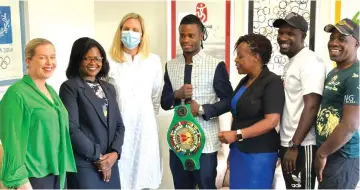  ?? ?? Sport, Recreation, Arts and Culture Minister Kirsty Coventry (with mask), National Boxing and Wrestling Control Board chairperso­n Vee Chibanda (third from right), acting board chief executive officer Priscilla Kadungure (second from left) and boxing promoter Lindsay Earle pose for a picture with African Boxing Union champion Aliyah Phiri, who is set to defend his title against Saidi Mkola of Tanzania this week