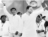  ?? PHOTO : PTI ?? Congress Vice-President Rahul Gandhi ( right) with OBC leader Alpesh Thakor at a public meeting in Gujarat