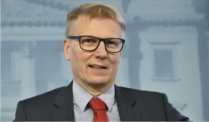  ?? FOTO: LEHTIKUVA/MARKKU ULANDER ?? UPPMANING. Miljöminis­ter Kimmo Tiilikaine­n (C) vill att finländarn­a ska halvera sitt kolavtryck.