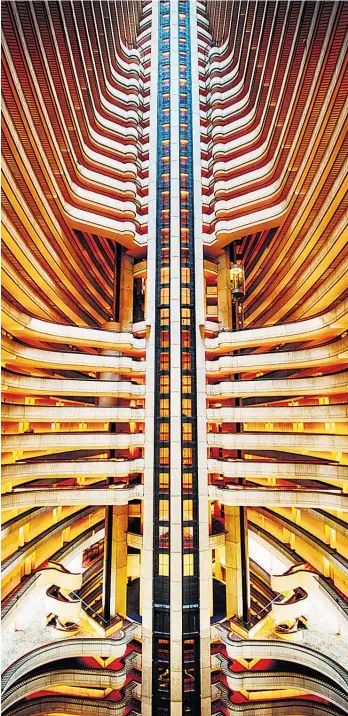  ??  ?? Eine Liftfahrt durch Raum und Zeit: Der Neofuturis­t John Portman reizte stets die Grenzen des Gängigen, des Gegenwärti­gen aus und schuf mit dem Atriumhote­l einen gänzlich neuen Hoteltypus: Hotel Marriott Marquis, Atlanta, errichtet 1985.