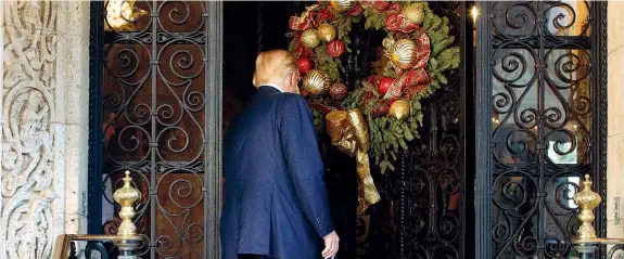 ?? (Evan Vucci/Ap) ?? In Florida Il presidente eletto Donald Trump, 70 anni, rientra nella sua magione «invernale» di Mar-a-Lago, in Florida, decorata per le feste natalizie