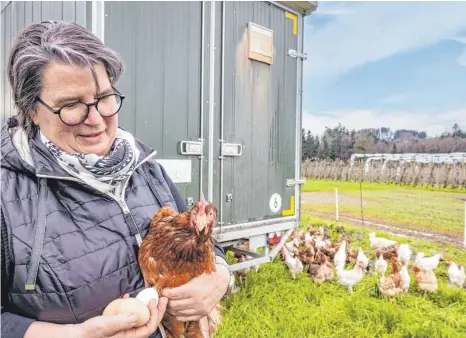  ?? FOTO: CHRISTIAN FLEMMING ?? 650 Hühner leben auf dem Hof von Elisabeth Rogg und ihrer Familie. Ihre Eier sind das ganze Jahr gefragt, an Ostern aber natürlich ganz besonders.
