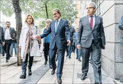  ?? DANI DUCH / ARCHIVO ?? Joana Ortega, Irene Rigau, Artur Mas y Francesc Homs dirigiéndo­se al Tribunal de Cuentas en octubre