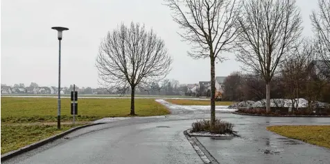  ?? Foto: Adrian Bauer ?? Hier soll es von der Raber Straße bald geradeaus weitergehe­n. Auf den Flächen südlich von Feuerwehr und Bauhof werden zwei neue Baugebiete geplant.