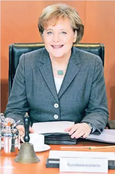  ?? FOTO: AP ?? Die damals 51-jährige Angela Merkel leitet am 24. November 2005 erstmals eine Sitzung des Bundeskabi­netts im Kanzleramt.