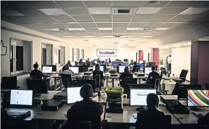  ?? GORDON WELTERS PARA THE NEW YORK TIMES ?? Centro de eliminació­n de Facebook en Berlín tiene 1,200 agentes que borran discursos de odio.