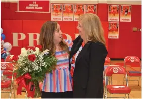  ?? (Special to The Commercial/Richard Ledbetter) ?? Drew Central schools Superinten­dent Kimberly Barnes presents Milken Education Award winner Emily Howard with a flower arrangemen­t.